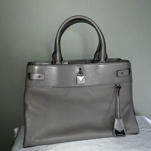 MICHAEL KORS Authentic leather tote purse. LIKE NEW & used only a couple times